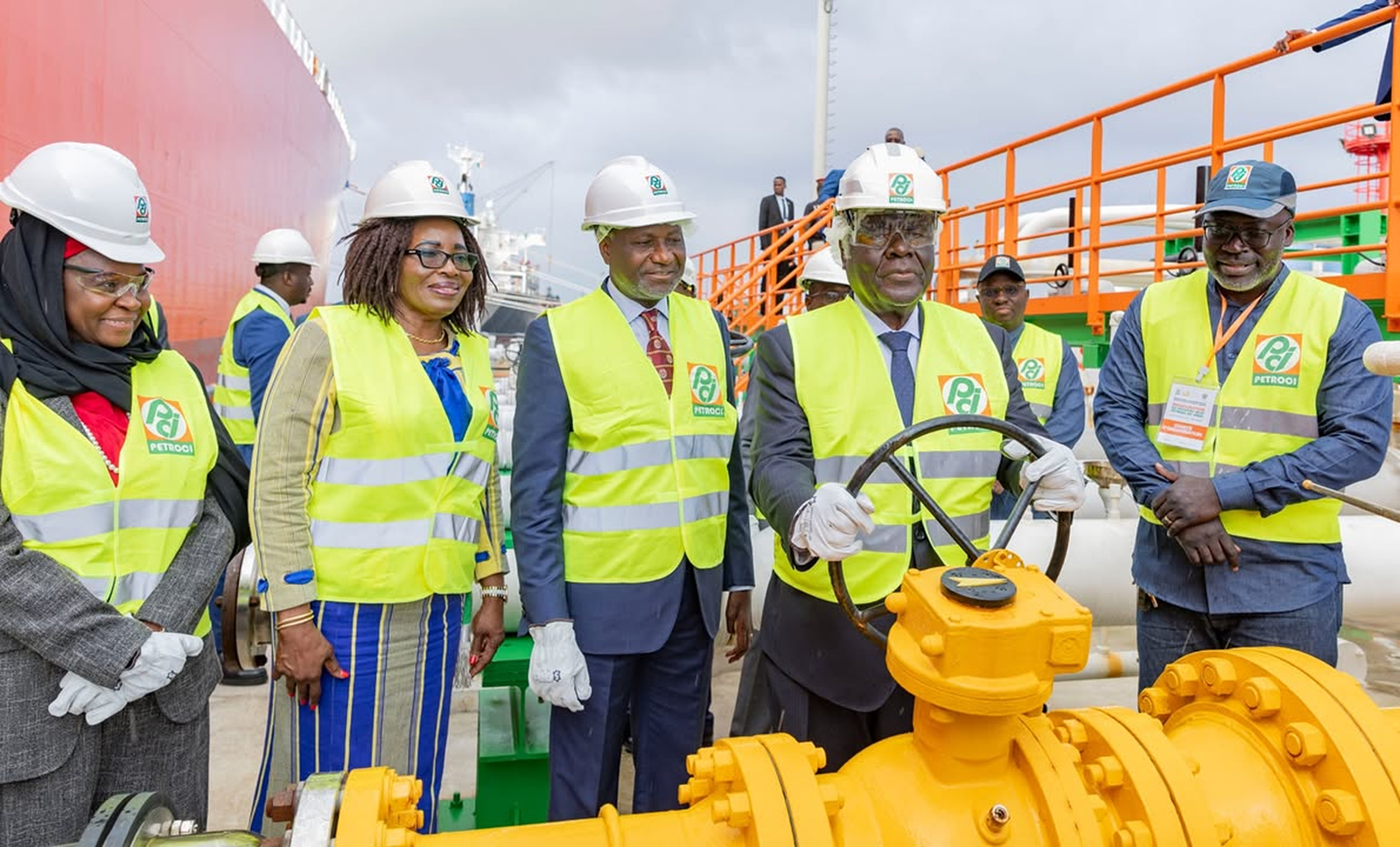 Équipe PETROCI travaillant sur une installation énergétique